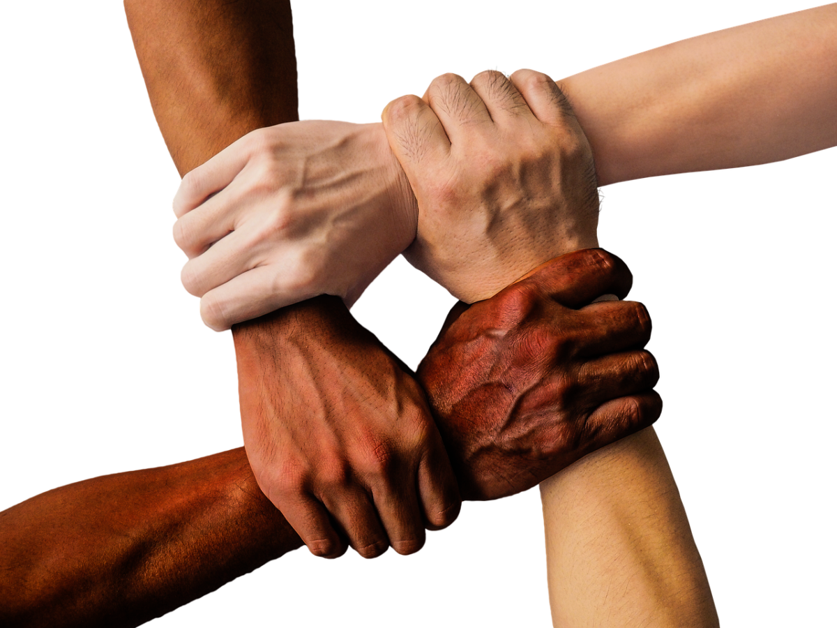 Neljä eriväristä kättä tarttuu toistensa ranteisiin neliönmuotoisessa muodostelmassa, joka symboloi yhtenäisyyttä, tiimityötä ja monimuotoisuutta.