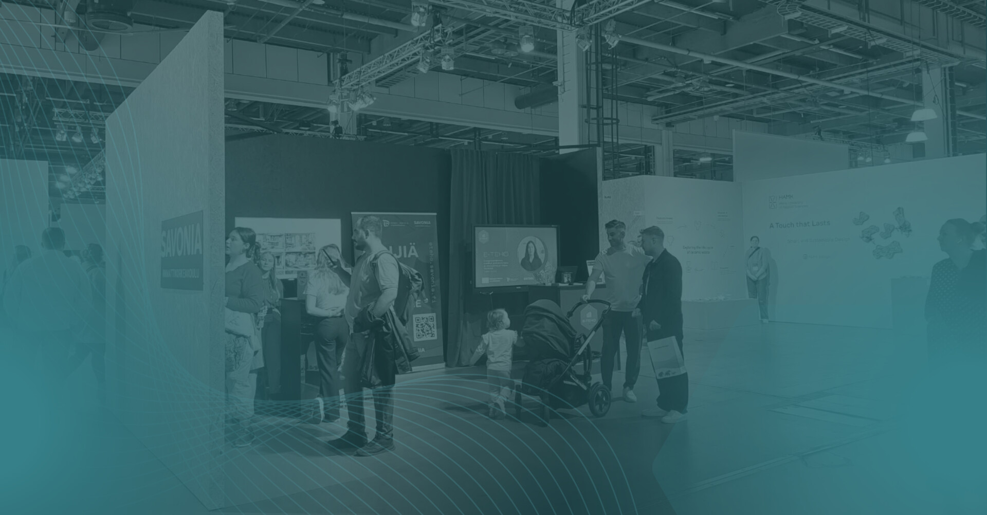 Ihmiset seisovat ja ovat vuorovaikutuksessa sisätiloissa pidettävissä näyttelyissä tai konferensseissa, joissa on esittelykoppeja, näyttöjä ja banderolleja. Kuvassa on tiilenpunainen päällys ja etualalla abstrakti viivakuvio.