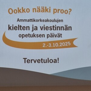 Tapahtuman dia suomeksi tekstillä: "Ookko nääki proo? Ammattikorkeakoulujen kielten ja viestinnän opetuksen päivät 2.-3.10.2025 Tervetuloa!" valkoisella pohjalla, jossa on kaarevia harmaita ja sinisiä muotoja.