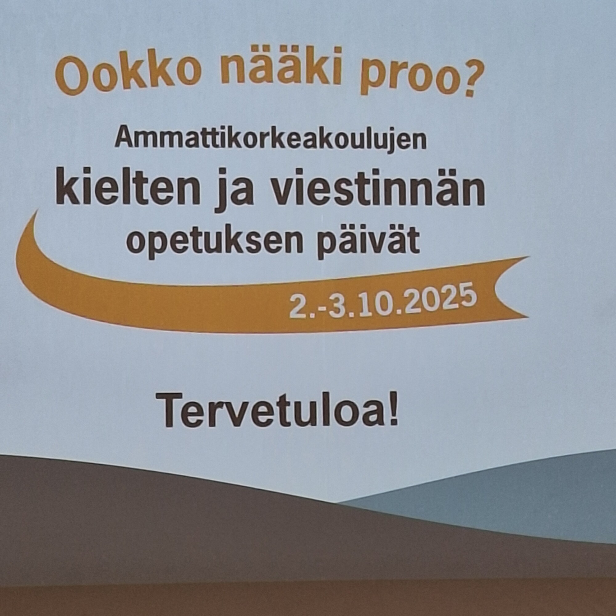 Tapahtuman dia suomeksi tekstillä: "Ookko nääki proo? Ammattikorkeakoulujen kielten ja viestinnän opetuksen päivät 2.-3.10.2025 Tervetuloa!" valkoisella pohjalla, jossa on kaarevia harmaita ja sinisiä muotoja.