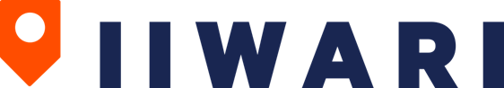 IIWARI-logo, jossa on rohkea, tummansininen sanamerkki ja vasemmalla puolella oranssi sijaintitappi-kuvake vaaleanharmaalla pohjalla.