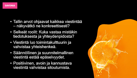 Esitysdia, jossa on musta tausta, vaaleanpunainen Savonia-tarra, valkoinen suomenkielinen teksti viestinnän arvoista ja rooleista sekä oikealla puolella oranssi siivun roiskegrafiikka.