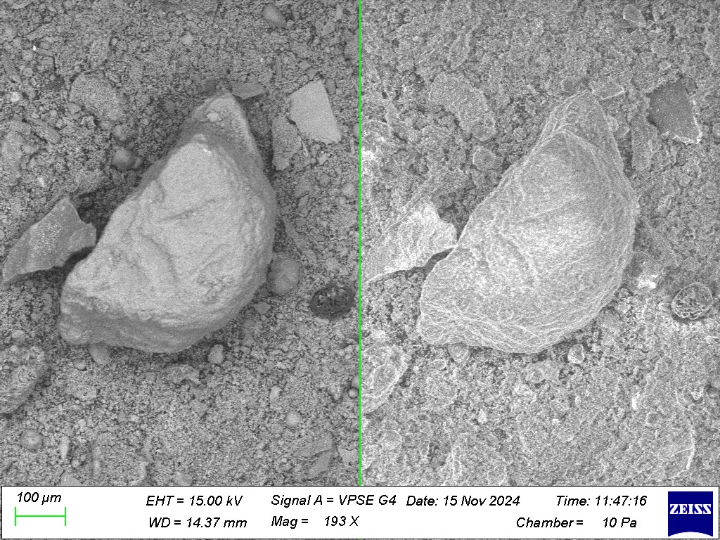 Rinnakkaiset harmaasävyiset elektronimikroskooppikuvat karheasta, epäsäännöllisestä hiukkasesta rakeisella pinnalla. Mittakaavapalkki on 100 µm. Kuvatiedot ja ZEISS-logo näkyvät alareunassa.