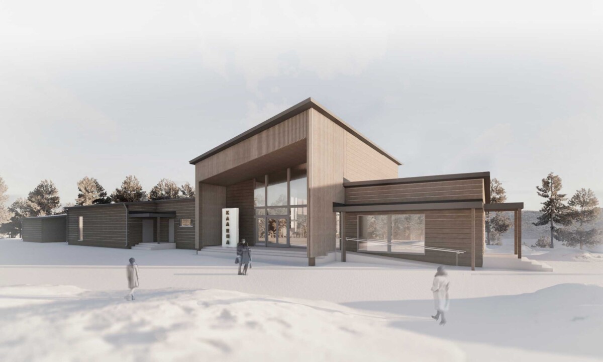 Moderni rakennus, jossa on suuret ikkunat ja puuverhoiltu ulkokuori, seisoo lumisessa maisemassa puiden ympäröimänä; muutama ihminen kävelee lähistöllä.