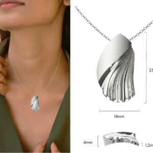 Naisella on yllään hopeinen riipuskaulakoru, jossa on abstrakti, lehtien inspiroima kuvio. Riipus on esitetty lähikuvassa mittojen kanssa: Ketju ja riipus ovat hopeanvärisiä.