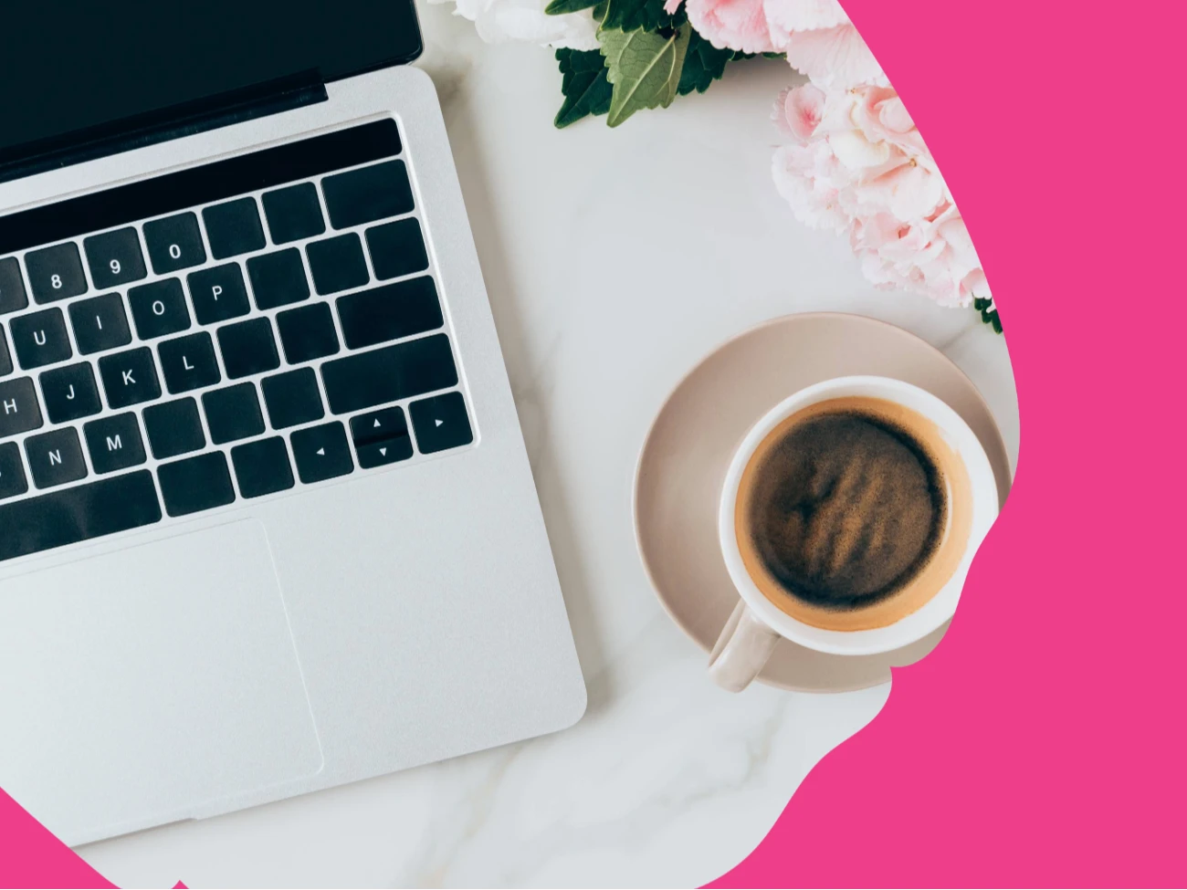 Valkoisella marmoripinnalla kannettavan tietokoneen näppäimistön vieressä istuu kahvikuppi lautasella, ja sen kulmissa on vaaleanpunaisia kukkia ja kirkkaan vaaleanpunainen graafinen reunus.