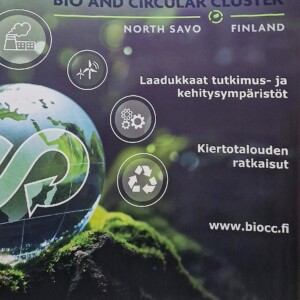 Pohjois-Savossa sijaitsevan bio- ja kiertotalousklusterin mainosjuliste, jossa on kestävän kehityksen kuvakkeita, maapallo kierrätyssymbolilla ja suomenkielinen teksti tutkimuksesta, kehityksestä ja kiertotalouden ratkaisuista.