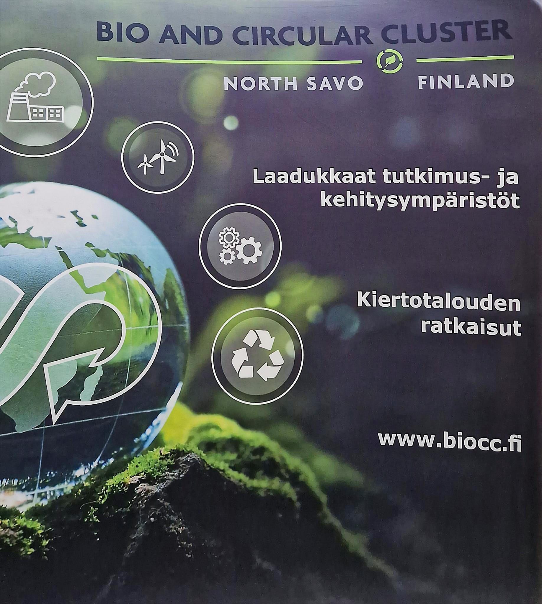 Pohjois-Savossa sijaitsevan bio- ja kiertotalousklusterin mainosjuliste, jossa on kestävän kehityksen kuvakkeita, maapallo kierrätyssymbolilla ja suomenkielinen teksti tutkimuksesta, kehityksestä ja kiertotalouden ratkaisuista.