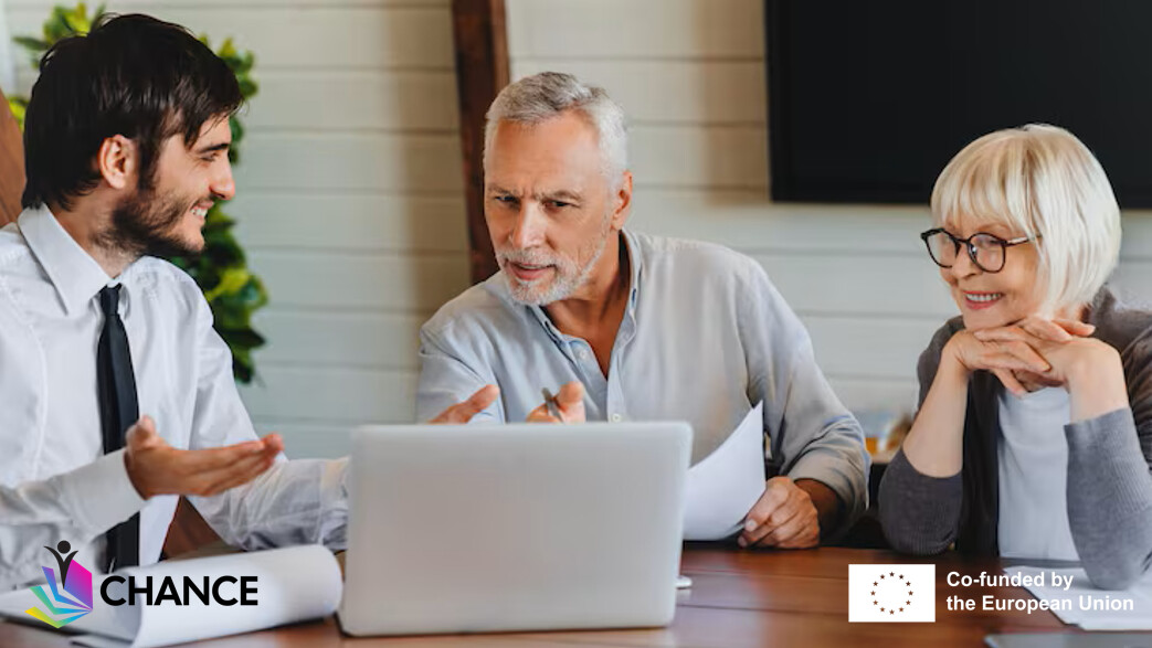 Kolme aikuista istuu pöydän ääressä keskustelemassa papereista kannettavan tietokoneen ääressä. He vaikuttavat sitoutuneilta ja yhteistyökykyisiltä. CHANCE-logo ja Euroopan unionin yhteisrahoituksen logo näkyvät alakulmissa.