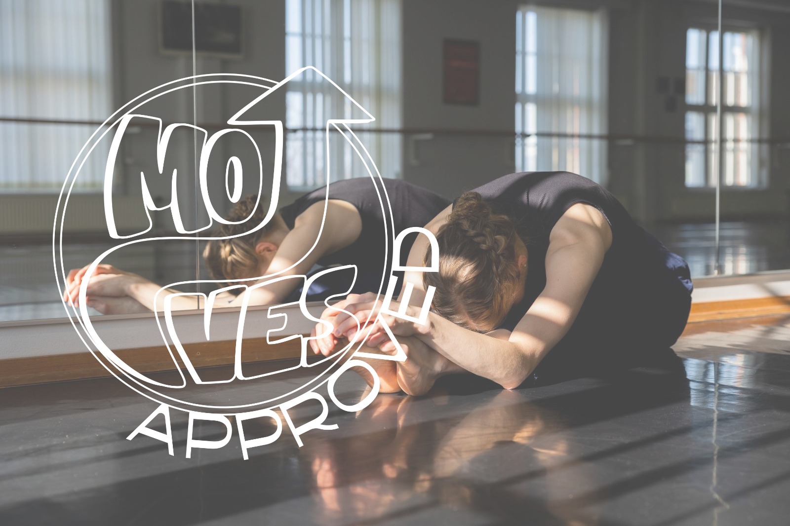 Henkilö venyttelee tanssistudion lattialla ja kurottautuu kohti jalkaansa peiliseinän vieressä. Päällekkäin olevan tekstin ja grafiikan päällä lukee MOVIES APPROVED lihavoituna ja nuolella.