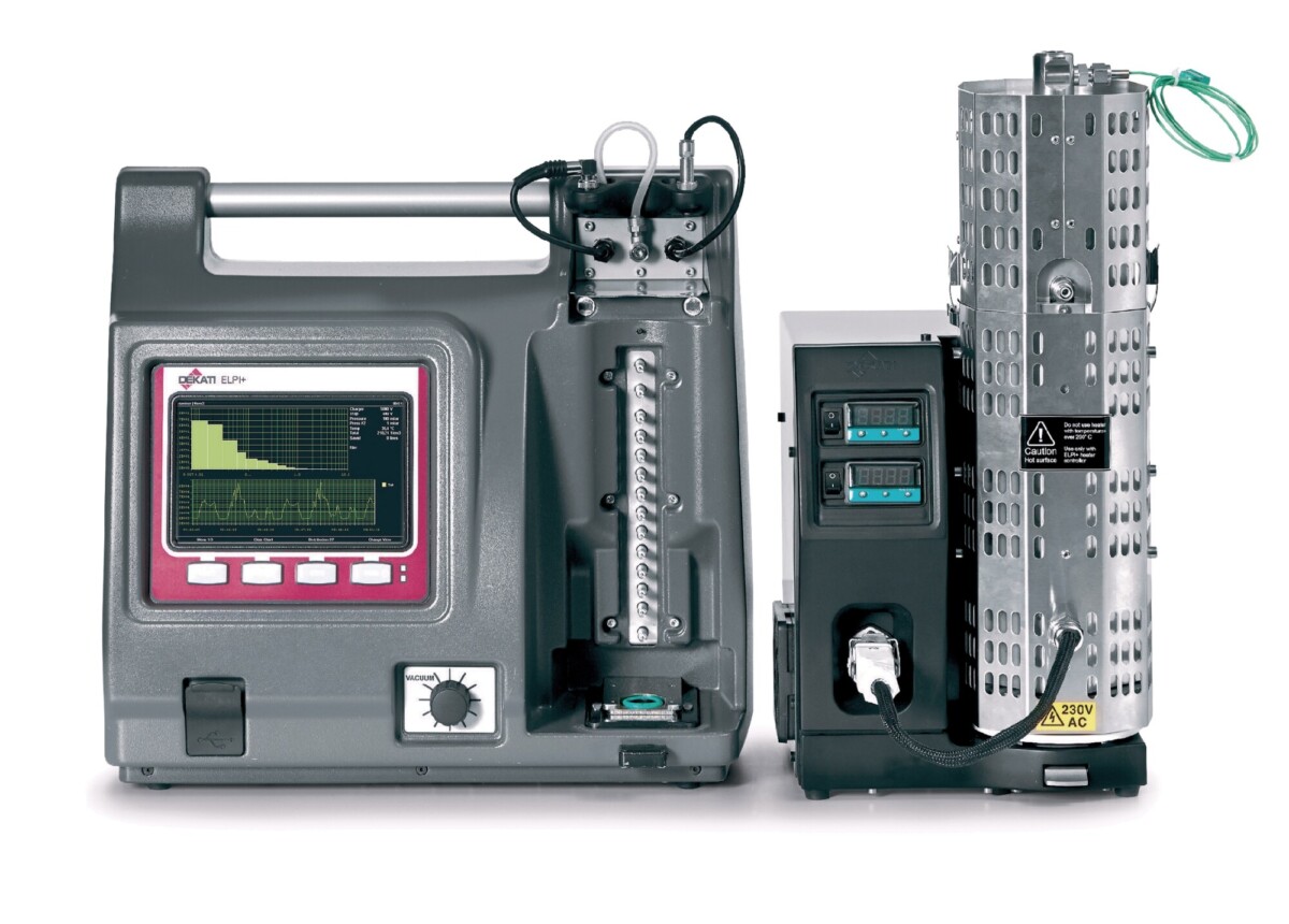 Laboratoriolaite, jossa on digitaalinen näyttö, erilaisia painikkeita, valitsimia ja liitetty metallinen lieriömäinen osa, jossa on tuuletetut sivut, virran merkkivalot ja varoituskilvet.