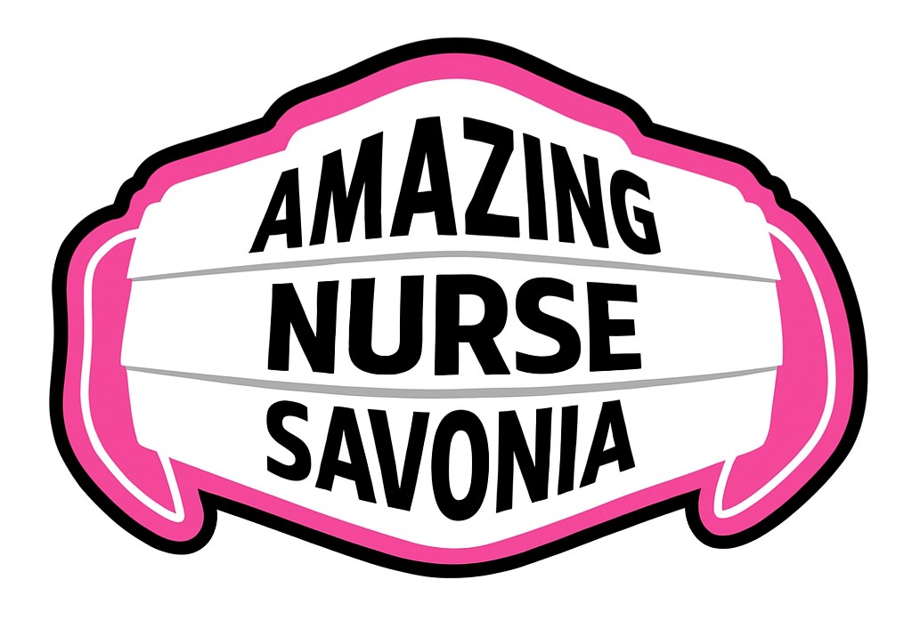 Valkoinen kasvonaamio, jossa on vaaleanpunaisella ja mustalla rajaus, ja sen etupuolella on lihavin mustin kirjaimin teksti AMAZING NURSE SAVONIA.