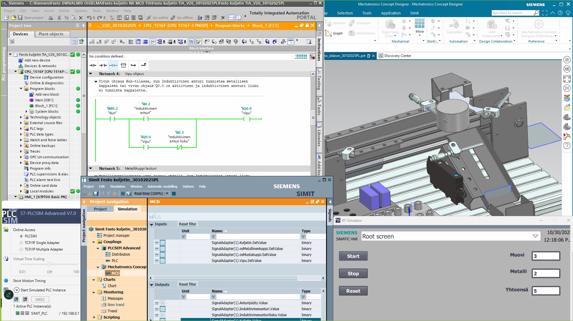 Tietokoneen näytöllä näkyy useita suunnitteluohjelmiston ikkunoita, kuten PLC-ohjelmointikoodi, simulointiohjaukset, projektin navigointipaneelit ja 3D-konemallin visualisointi.