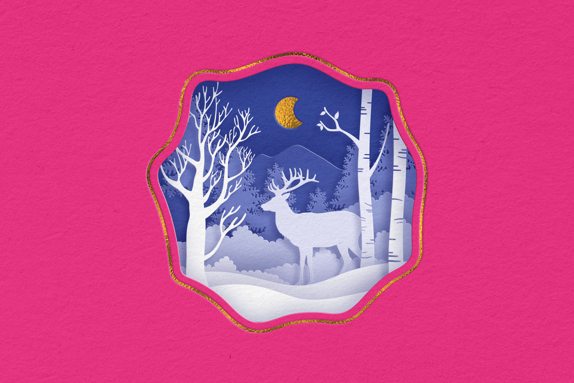 Paperileikattu kuvitus valkoisesta peurasta, joka seisoo puiden keskellä lumisessa metsässä yöllä, ja keltainen kuunsirppi tummansinisellä taivaalla, jota kehystää aaltoileva kultareunus vaaleanpunaisella pohjalla.