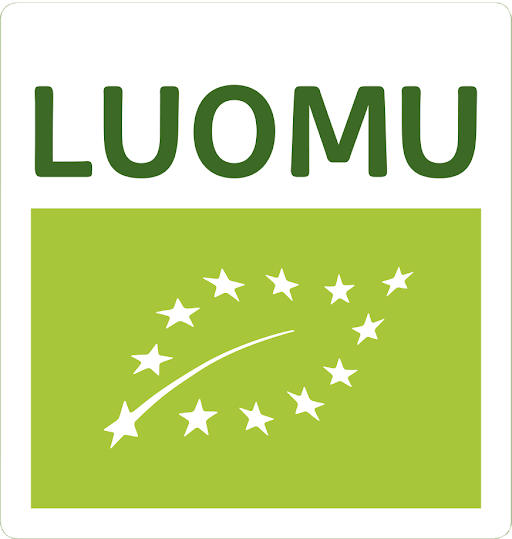 Vihreä ja valkoinen logo, jonka yläosassa on sana LUOMU ja alapuolella vihreällä pohjalla valkoisista tähdistä koostuva lehti, joka edustaa luomusertifiointimerkkiä.