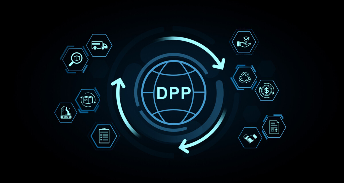 Digitaalinen kuvitus maapallosta, jonka keskellä on DPP ja jota ympäröivät logistiikkaa, pakkaamista, kierrätystä, asiakirjoja, toimitusketjua ja rahaliikennettä edustavat nuolet ja kuusikulmaiset kuvakkeet.