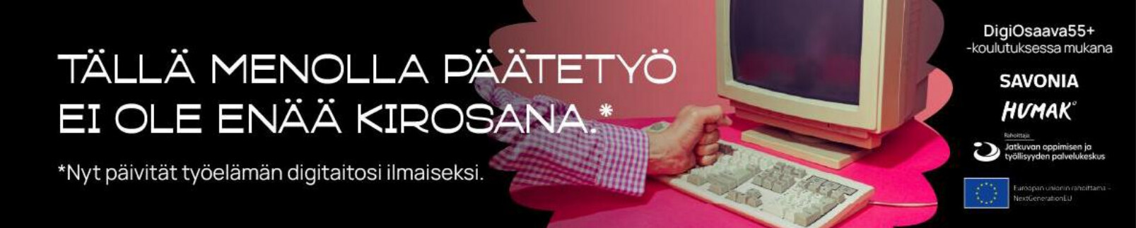 Henkilön käsi painaa vaaleanpunaista näppäimistöä, joka on liitetty vanhaan pöytätietokoneeseen. Suomenkielinen teksti mainostaa ilmaista digitaalisten taitojen koulutusta työelämään. Mustalla taustalla on useita organisaation logoja.