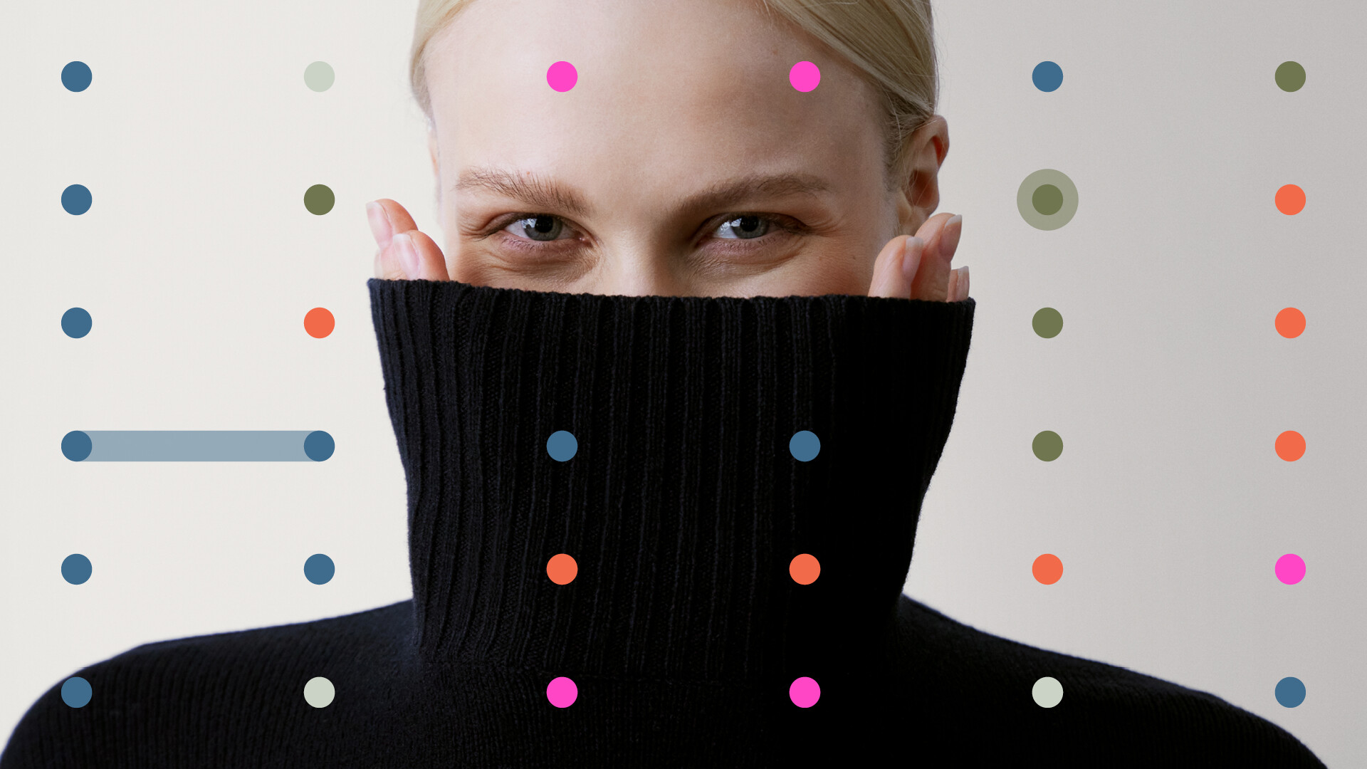 Vaaleahiuksinen henkilö peittää suunsa ja nenänsä mustalla poolopuserolla, joka paljastaa vain hänen silmänsä. Kuvan päällä on värikkäitä pisteitä ja viivoja, jotka on järjestetty ruudukkokuvioon.