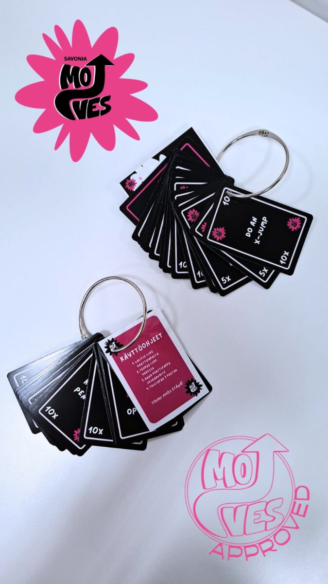 Ryhmä kortteja renkaassa.