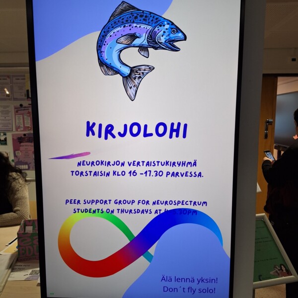 Julisteessa, jossa on piirros kalasta ja sateenkaaren äärettömyyssymboli, mainostetaan neurodiversiteettien opiskelijoiden vertaistukiryhmää, joka kokoontuu torstaisin klo 16-17.30. Tekstissä lukee Don't fly solo! suomeksi ja englanniksi.