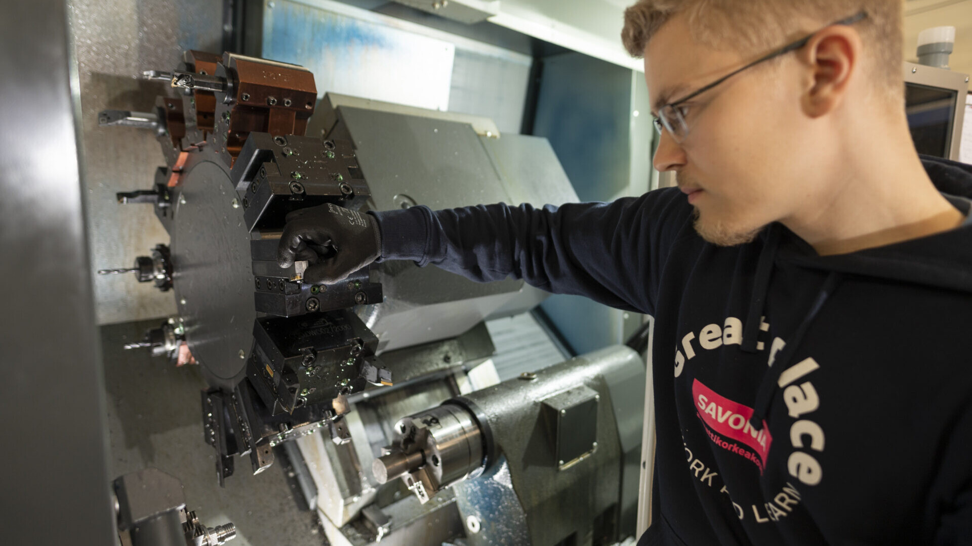 Mies ja metallisorvi