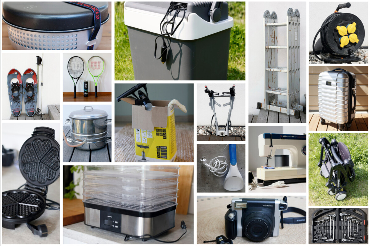 Kollaasi erilaisista kotitalous- ja vapaa-ajan esineistä, kuten urheiluvälineistä, keittiökoneista, kamerasta, työkaluista, ompelukoneesta ja matkatarvikkeista, jotka kaikki on järjestetty ja kuvattu siististi puupinnoille.