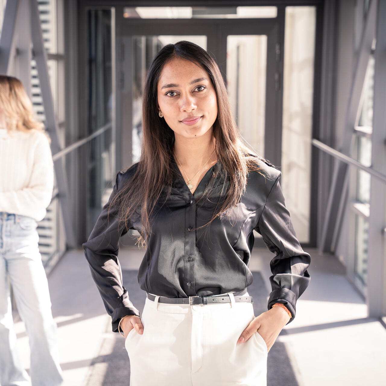 Kaksi opiskelijaa keskustelee käytävällä.