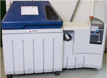 Kuvassa on suolasumukaappi, jossa on sininen kansi ja ohjauspaneeli ja jossa on merkintä Savonia, seisoo vaalealla lattialla laboratoriossa tai laitoksessa.