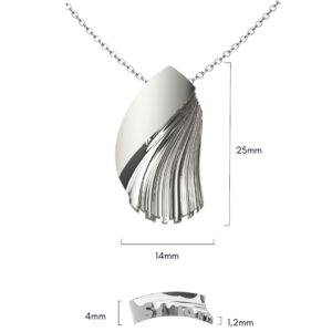 Hopeinen riipuskaulakoru, jossa on kaareva, kuvioitu kuorimainen muotoilu. Riipuksen korkeus on 25 mm, leveys 14 mm ja paksuus 4 mm, ja sen kyljessä on kaiverrus "SAYOMA".