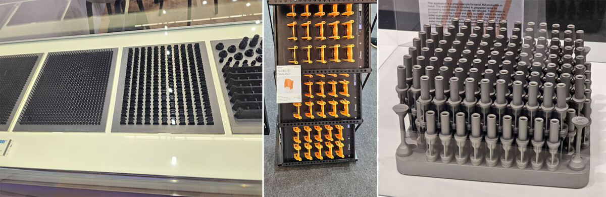 3D-tulostettujen esineiden esittely: mustat ristikot ja osat pöydällä (vasemmalla), teline, jossa on riveittäin keltaisia kahvoja (keskellä), ja harmaa lohko, jossa on sylinterimäisiä tappeja (oikealla), kaikki esillä hyvin valaistussa näyttelytilassa.