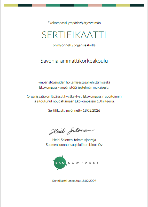 Savonia-ammattikorkeakoululle myönnetty "SERTIFIKAATTI"-sertifikaatti EcoCompass-ympäristöjärjestelmän kriteerien täyttämisestä, jonka on allekirjoittanut Heidi Salonen ja joka on voimassa 18.2.2026 saakka.