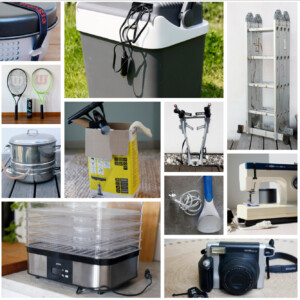 Kollaasi erilaisista kotitaloustavaroista, kuten keittiökoneista, urheiluvälineistä, ompelukoneesta, kamerasta, tikkaista, golfpussista, moppiämpäristä ja matkalaukusta, jotka on aseteltu puulattialle.