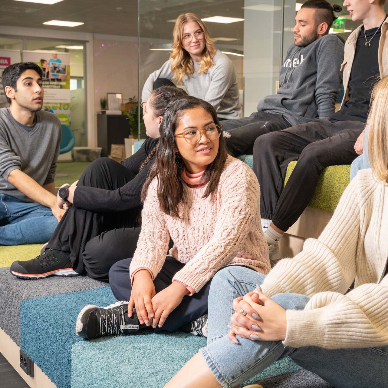 Opiskelijoita Kampussydämessä.