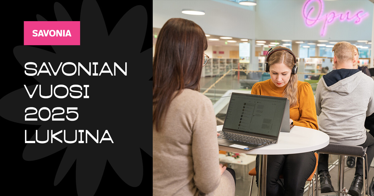 Kolme ihmistä istuu pyöreiden pöytien ääressä modernissa kirjastossa tai opiskelutilassa. Yksi nainen käyttää kannettavaa tietokonetta, toinen kirjoittaa muistikirjaan, ja mies istuu selkä menosuuntaan. Tekstissä lukee Savon vuosi 2025 lukuina.