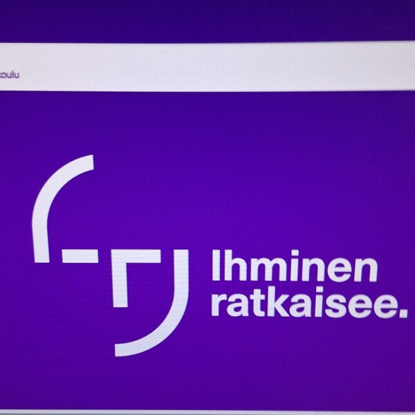 Valkoiset geometriset muodot ja suomenkielinen teksti Ihminen ratkaisee. näkyvät violetilla taustalla.