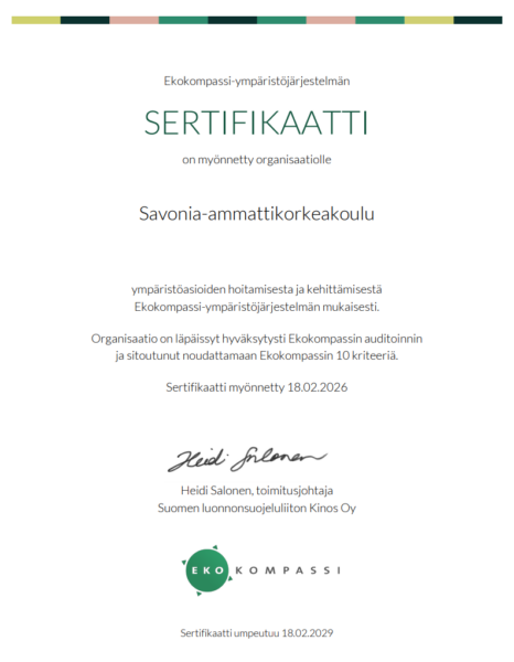 Savonia-ammattikorkeakoululle myönnetty suomenkielinen, Heidi Salosen allekirjoittama ja 18.2.2026 asti voimassa oleva EcoCompass-logolla varustettu todistus EcoCompass-ympäristöstandardien täyttämisestä.