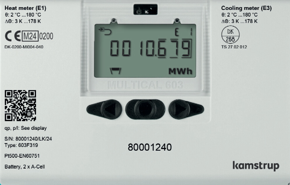 Lähikuva Kamstrup MULTICAL 603 -energiamittarin näytöstä, jossa lukema on 010,679 MWh ja jossa näkyy erilaisia teknisiä tietoja ja sarjanumero 80001240.