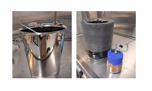 Kaksi kuvaa: Vasemmalla kiiltävä metalliämpäri, jossa on kahva ja lankasilmukka sisällä, metallipinnalla. Oikealla harmaa eristetty sylinteri, pieni hiekalla täytetty purkki, jossa on sininen kansi, ja termopari, kaikki laboratoriopöydällä.