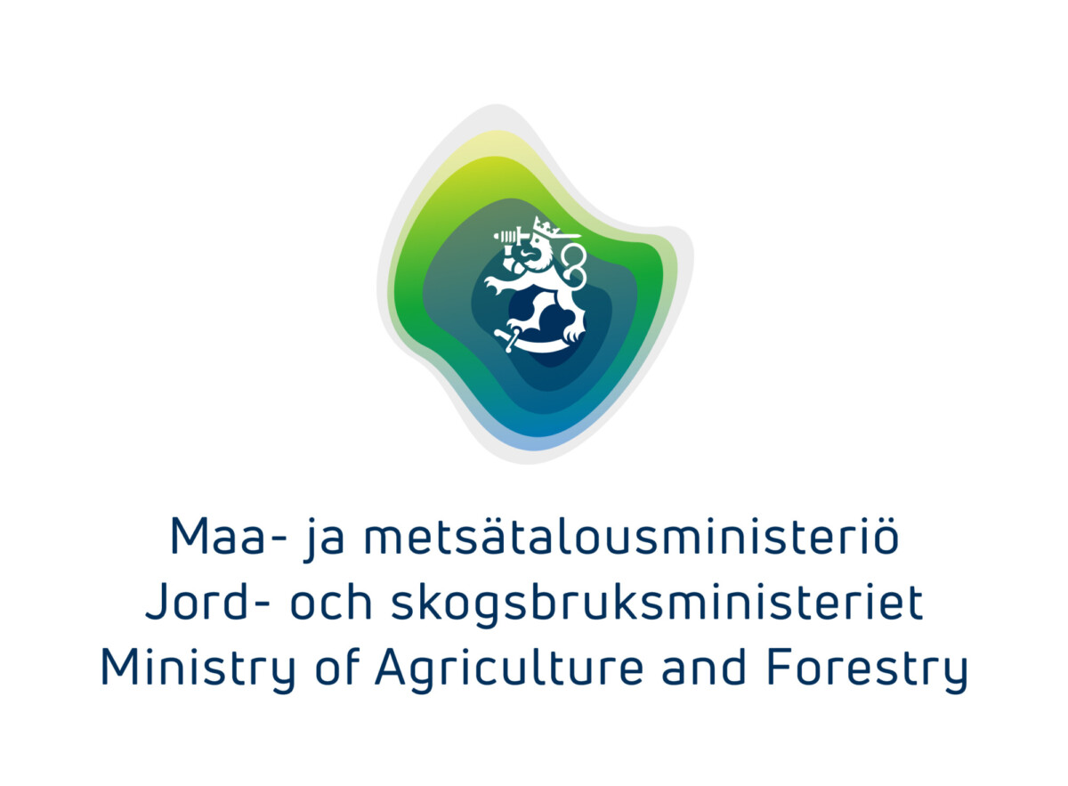 Logo, jossa on tyylitelty monivärinen kerroksellinen muoto ja valkoinen suomalainen leijona. Alla on maa- ja metsätalousministeriön nimet suomeksi, ruotsiksi ja englanniksi.