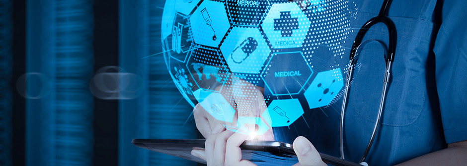 Henkilö, jolla on lääkärinhoitohaalarit, pitää kädessään tablettia ja kaulassaan stetoskooppia. Laitteen yläpuolelle heijastetaan sininen digitaalinen käyttöliittymä, jossa on lääketieteellisiä kuvakkeita ja maapallo, joka symboloi terveydenhuollon teknologiaa.