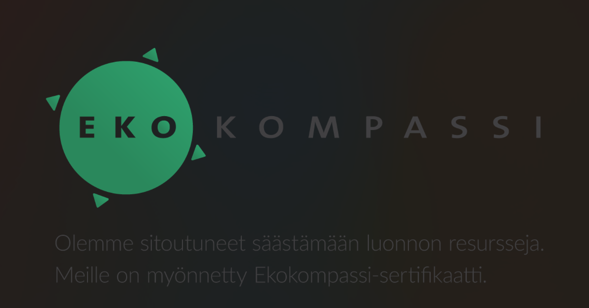 Vihreä ympyränmuotoinen logo, jossa on kompassikohdat ja sen vieressä teksti EKO KOMPASSI. Alla suomenkielinen teksti, jossa todetaan sitoutuminen luonnonvarojen säästämiseen ja mainitaan Ekokompassi-sertifikaatin saaminen.