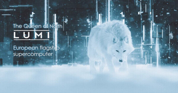 Valkoinen susi kävelee sumun läpi futuristisen sinistä digitaalista taustaa vasten. Teksti kuuluu: Queen of North LUMI Euroopan lippulaiva supertietokone.