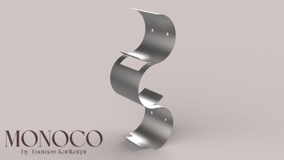 Metallinen, S-muotoinen moderni hylly, jossa on kaarevat pinnat ja kaksi reikää kummassakin päässä, seisoo pystyssä vaalealla pohjalla. Teksti vasemmassa alakulmassa on MONOCO by Tuomas Karikorpi.