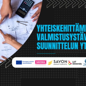 Kolme ihmistä työstää piirustuksia pöydän ääressä kannettavan tietokoneen, laskimen ja suojakypärän kanssa. Suomenkielinen teksti edistää yhteistyötä valmistusystävällisessä suunnittelussa, mukana HitLeapin, EU:n, Savonian, LUT:n ja muiden organisaatioiden logoja.