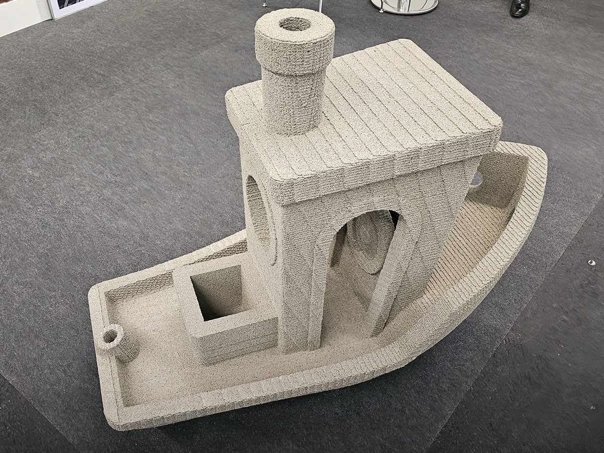 Formnext 2025 osa4 featurekuva: Benchy tuloste betonista.