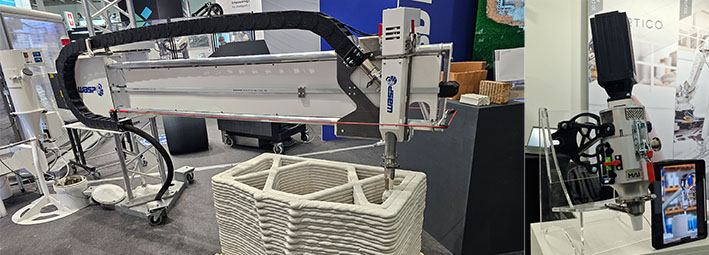 Suuri robotti-3D-tulostin luo neliönmuotoisen, kerroksittaisen betonirakenteen näyttelyssä, ja oikealla näkyy lähikuva tulostimen ohjauslaitteesta.