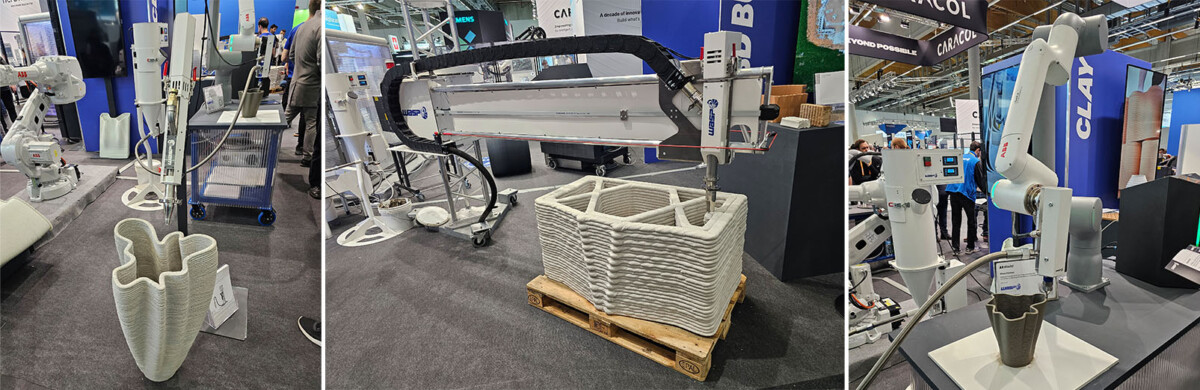 Kolme kuvaa robottikäsivarsista ja 3D-tulostimista, jotka luovat suuria, monimutkaisia savi- tai sementtirakenteita teknologiamessuilla, taustalla näkyvät koneet ja näyttelyosastot.