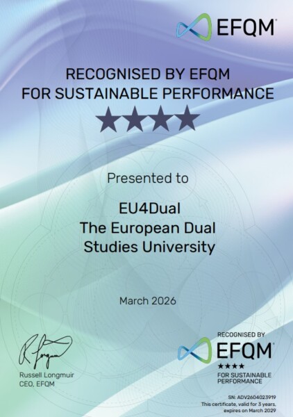 EFQM:n myöntämä sertifikaatti, jossa EU4Dual, The European Dual Studies University, saa kolme tähteä kestävästä suorituskyvystä, päivätty maaliskuussa 2026 ja toimitusjohtaja Russell Longmuirin allekirjoittama.