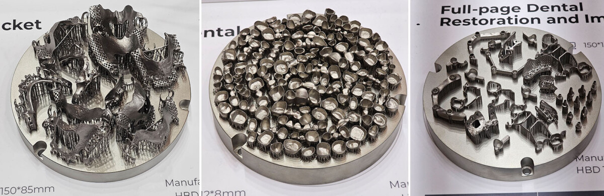 Kolmessa pyöreässä metallisessa lokerossa on erilaisia 3D-tulostettuja hammaskruunuja, -siltoja ja -korjauksia, jotka on sijoitettu tiiviisti yhteen ja jotka havainnollistavat kehittynyttä hammaslääketieteellistä valmistustekniikkaa.