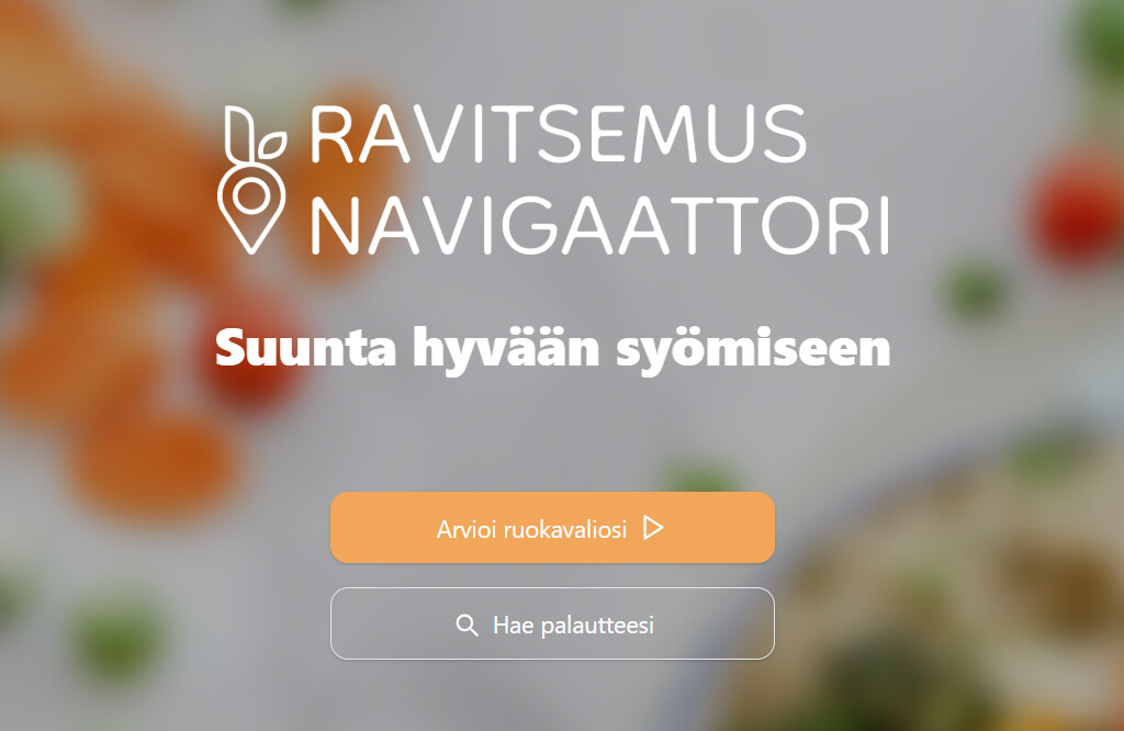 Suomalaisen verkkosivuston aloitussivu, jossa lukee Ravitsemus Navigaattori ja jonka tagline on Suunta hyvään syömiseen. Siellä on kaksi painiketta: Arvioi ruokavaliosi ja Hae palautteesi. Taustalla näkyy sumeat vihannekset.